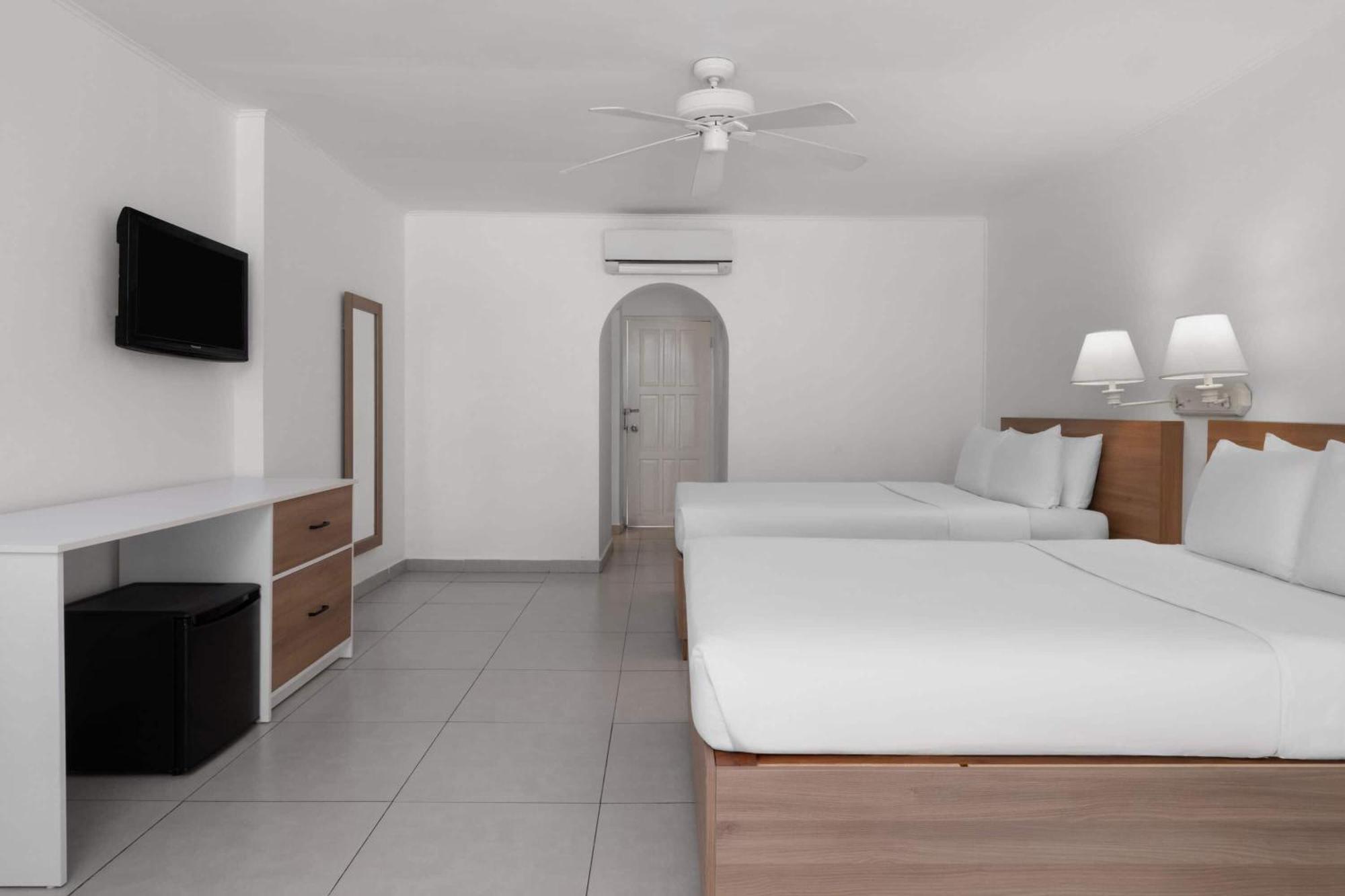 Grand Decameron Montego Beach, A Trademark All-Inclusive Resort Бухта Монтего Экстерьер фото