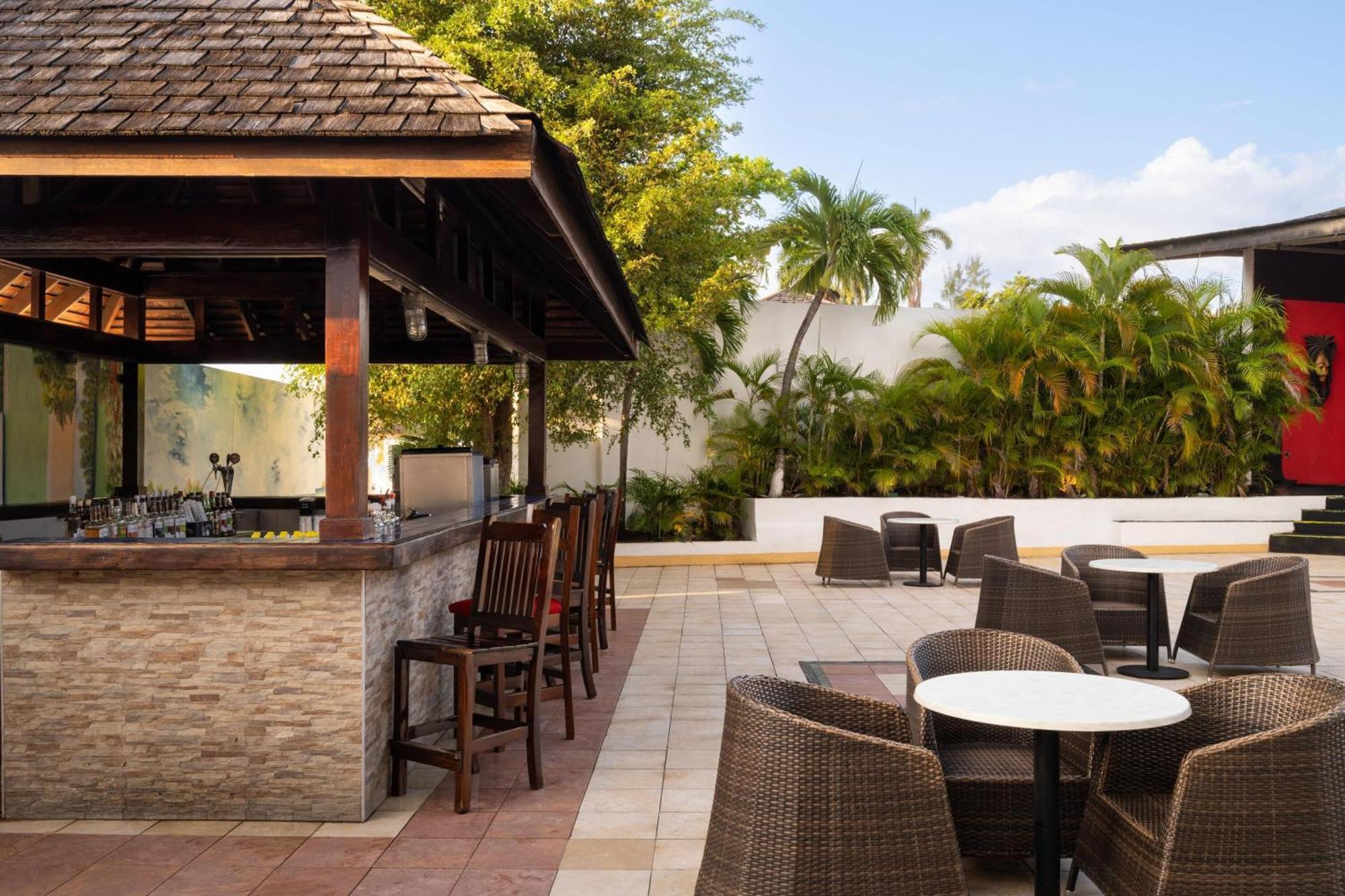 Grand Decameron Montego Beach, A Trademark All-Inclusive Resort Бухта Монтего Экстерьер фото
